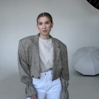 MINI JEDWABNO WEŁNIANA MARYNARKA W JASNĄ KRATĘ