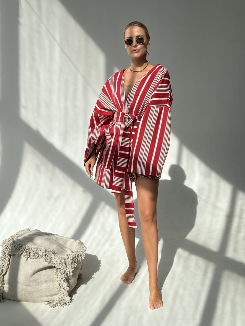 KRÓTKIE KIMONO W CZERWONE PASY