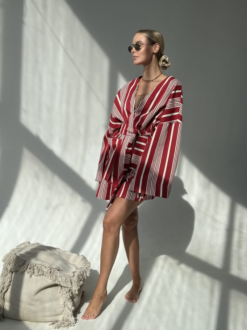 KRÓTKIE KIMONO W CZERWONE PASY