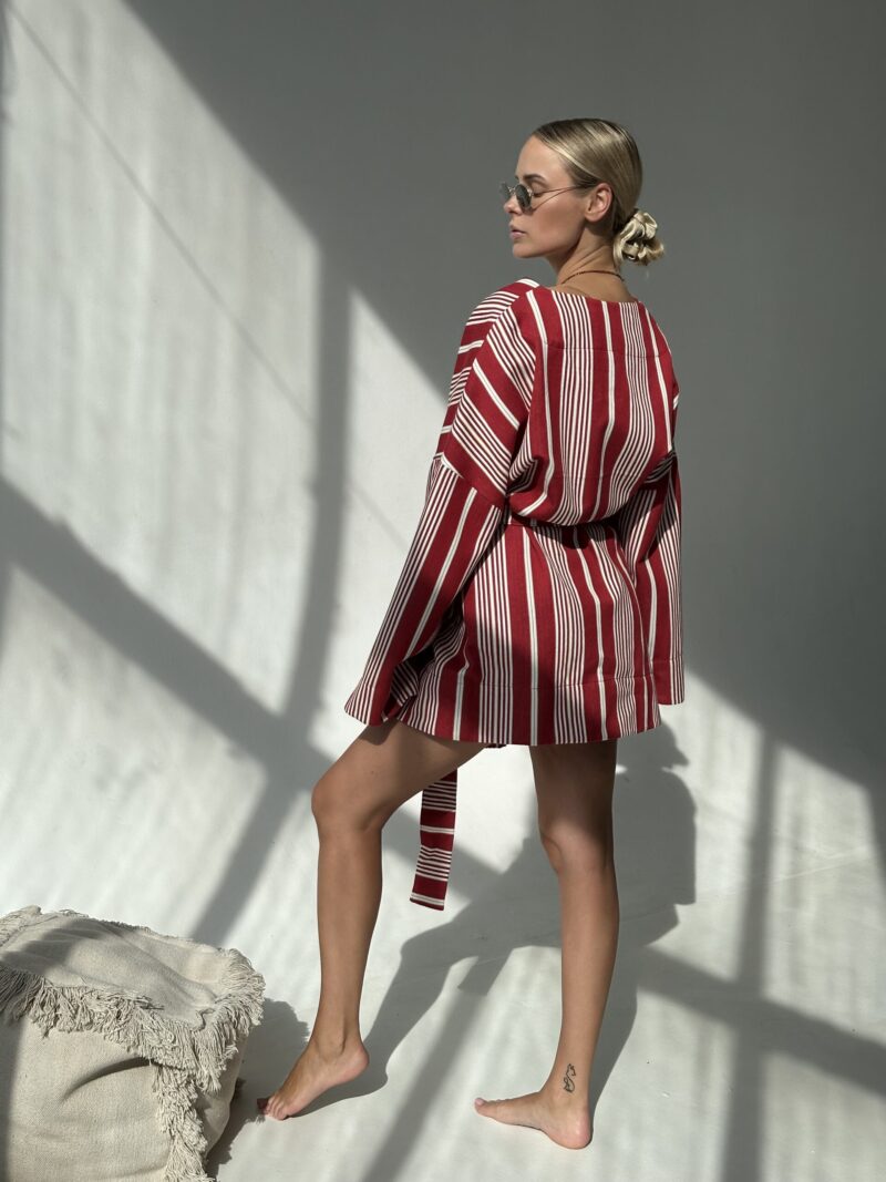 KRÓTKIE KIMONO W CZERWONE PASY