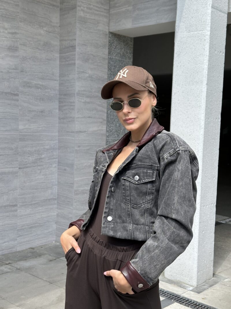 KURTKA JEANSOWA ZE SKÓRZANYM KOŁNIERZEM I MANKIETAMI W KOLORZE SZARYM