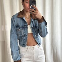 KURTKA JEANSOWA Z ZAMSZOWYN KOŁNIERZEM ORAZ MANKIETAMI