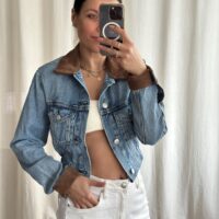 KURTKA JEANSOWA Z ZAMSZOWYN KOŁNIERZEM ORAZ MANKIETAMI