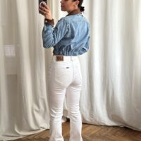 KURTKA JEANSOWA Z ZAMSZOWYN KOŁNIERZEM ORAZ MANKIETAMI