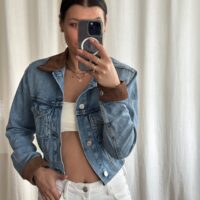 KURTKA JEANSOWA Z ZAMSZOWYN KOŁNIERZEM ORAZ MANKIETAMI