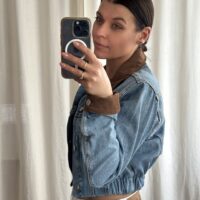 KURTKA JEANSOWA Z ZAMSZOWYN KOŁNIERZEM ORAZ MANKIETAMI