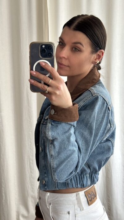 KURTKA JEANSOWA Z ZAMSZOWYN KOŁNIERZEM ORAZ MANKIETAMI