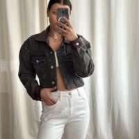 KURTKA JEANSOWA ZE SKÓRZANYM KOŁNIERZEM I MANKIETAMI W KOLORZE SZARYM no2