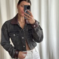 KURTKA JEANSOWA ZE SKÓRZANYM KOŁNIERZEM I MANKIETAMI W KOLORZE SZARYM no2