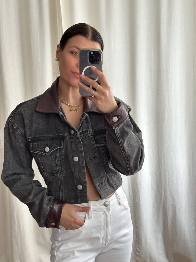 KURTKA JEANSOWA ZE SKÓRZANYM KOŁNIERZEM I MANKIETAMI W KOLORZE SZARYM no2