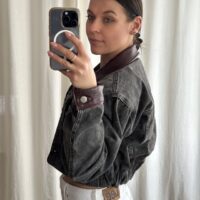 KURTKA JEANSOWA ZE SKÓRZANYM KOŁNIERZEM I MANKIETAMI W KOLORZE SZARYM no2