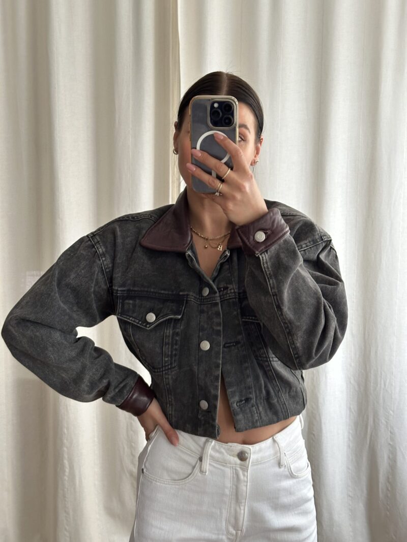 KURTKA JEANSOWA ZE SKÓRZANYM KOŁNIERZEM I MANKIETAMI W KOLORZE SZARYM no2