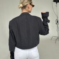 MINI MARYNARKA W KOLORZE GRANATOWO-SZARYM Z OZDOBNYMI RĘKAWAMI