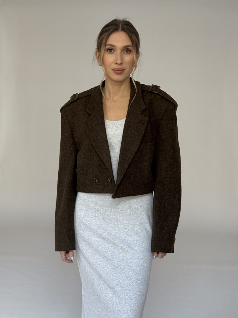 KRÓTKA BRĄZOWA CIEPŁA MARYNARKA Z PAGONAMI