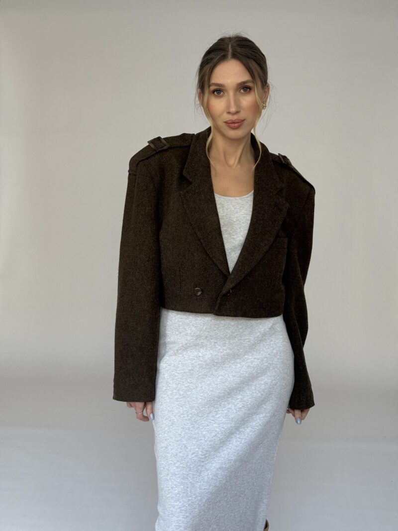 KRÓTKA BRĄZOWA CIEPŁA MARYNARKA Z PAGONAMI