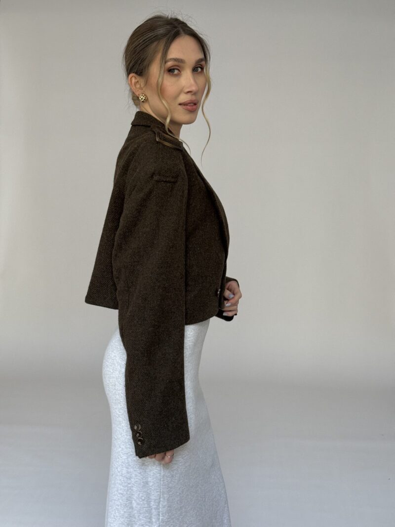 KRÓTKA BRĄZOWA CIEPŁA MARYNARKA Z PAGONAMI