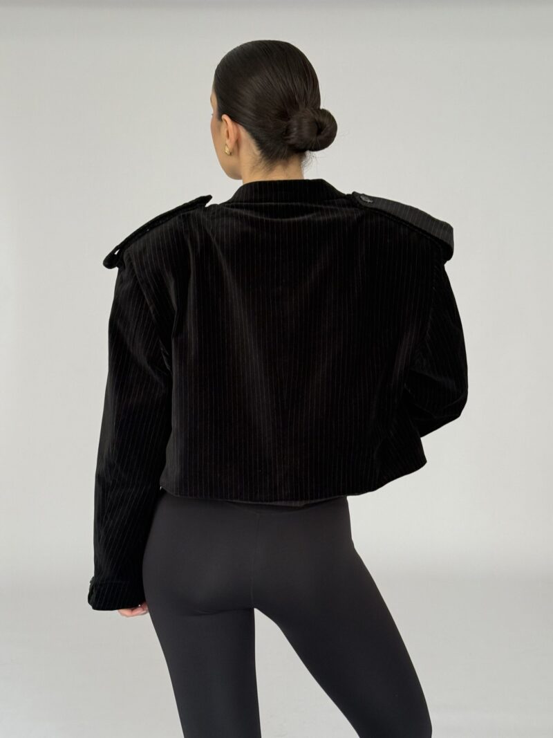 KRÓTKA WELUROWA CZARNA MARYNARKA Z PAGONAMI