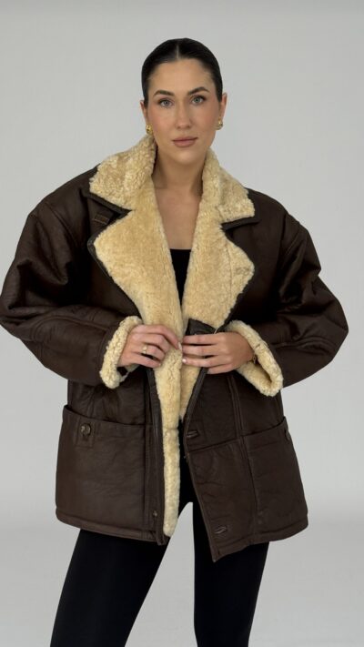 OVERSIZOWY BRĄZOWY KOŻUCH Z BEŻOWYM FUTERKIEM