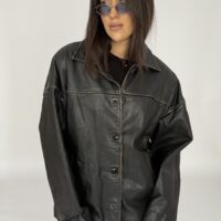 CZARNA KURTKA ZE SKÓRY NATURALNEJ Z PRZETARCIAMI Z GUZIKAMI