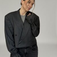 KRÓTKA GRAFITOWA DWURZĘDOWA MARYNARKA