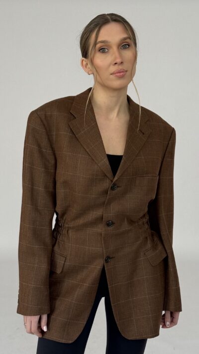 TALIOWANA BRĄZOWA MARYNARKA W DELIKATNĄ KRATĘ