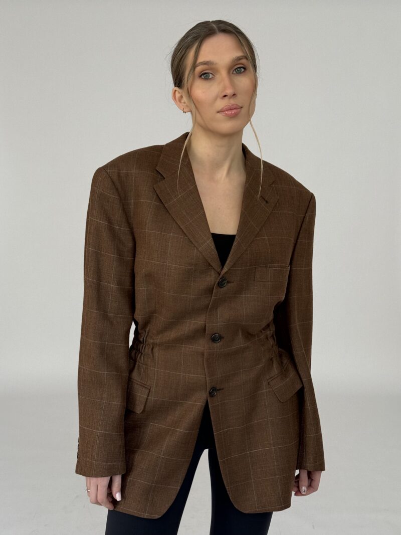 TALIOWANA BRĄZOWA MARYNARKA W DELIKATNĄ KRATĘ