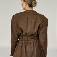 TALIOWANA BRĄZOWA MARYNARKA W DELIKATNĄ KRATĘ