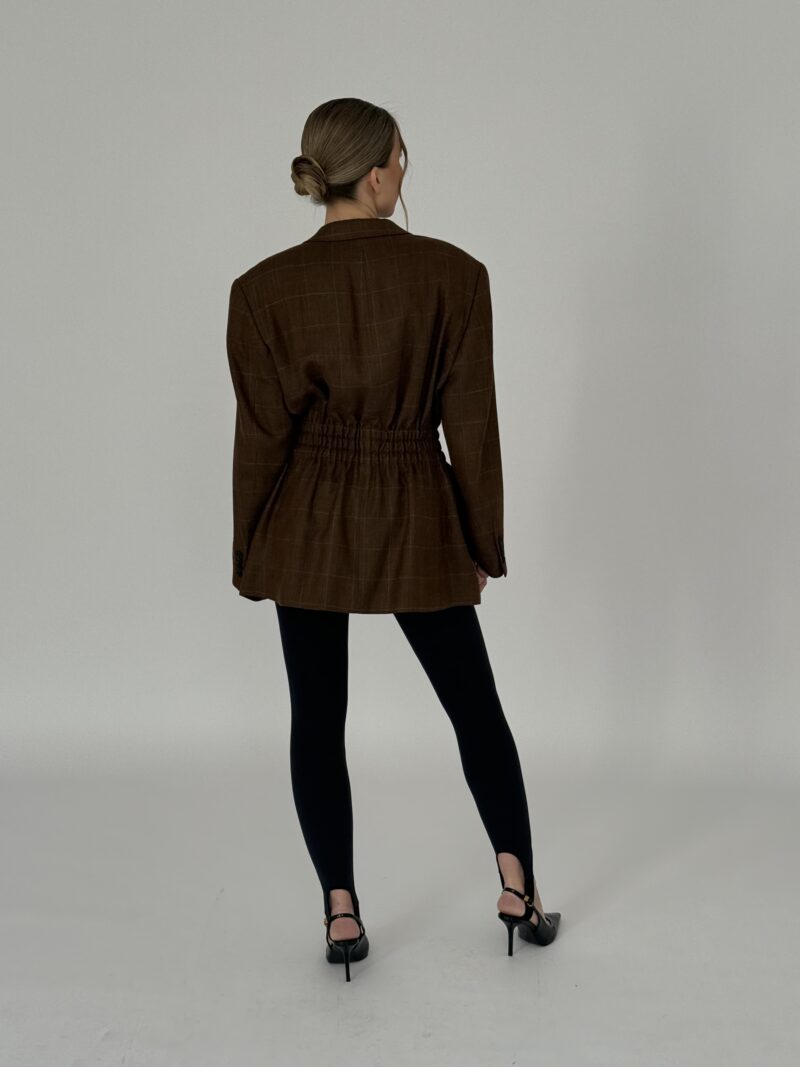 TALIOWANA BRĄZOWA MARYNARKA W DELIKATNĄ KRATĘ