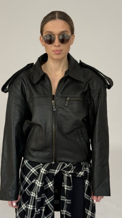 KRÓTKA CZARNA KURTKA ZE SKÓRY NATURALNEJ Z PAGONAMI no8