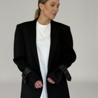 OVERSIZOWA CZARNA WEŁNIANA MARYNARKA Z KLAMRAMI NA RĘKAWACH