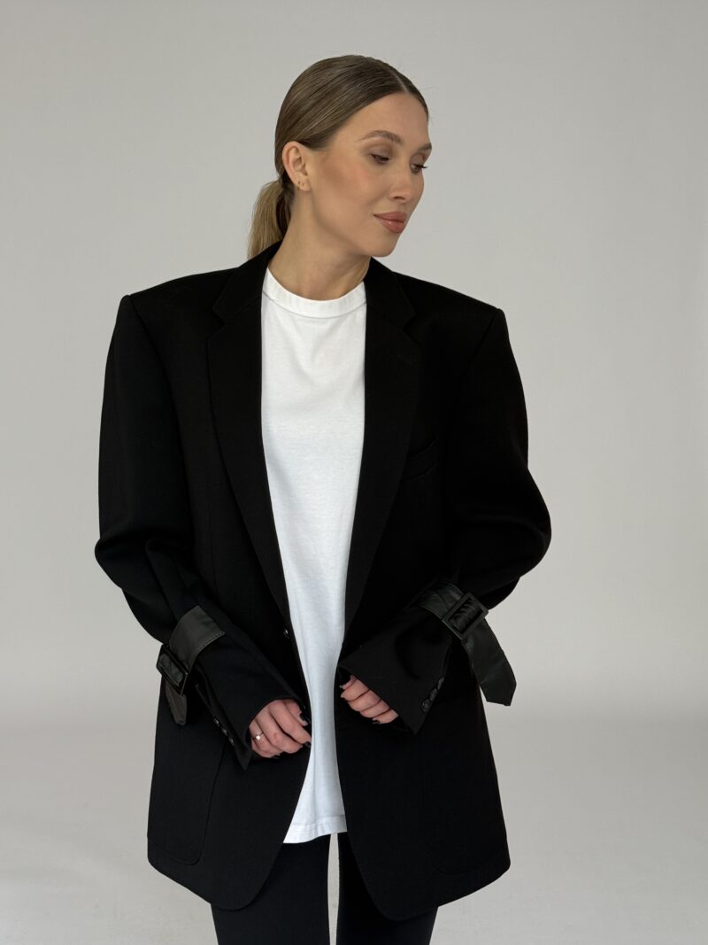 OVERSIZOWA CZARNA WEŁNIANA MARYNARKA Z KLAMRAMI NA RĘKAWACH