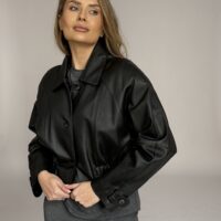 KRÓTKA CZARNA KURTKA ZE SKÓRY NATURALNEJ Z GUZIKAMI
